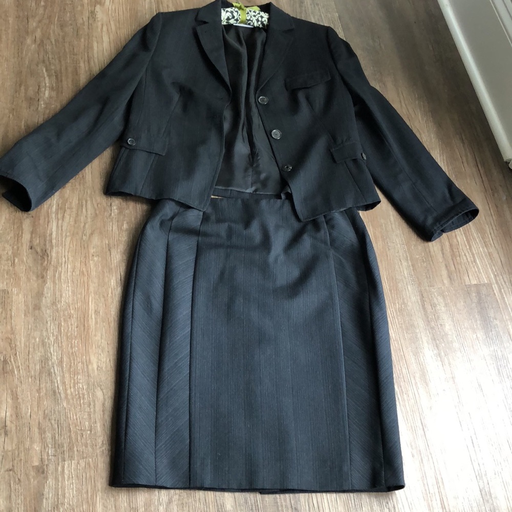 Akris Punto wool suit. - Picture 2 of 14
